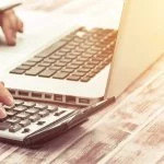Der Immobilienwert wird am Laptop berechnet