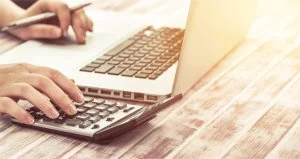 Der Immobilienwert wird am Laptop berechnet