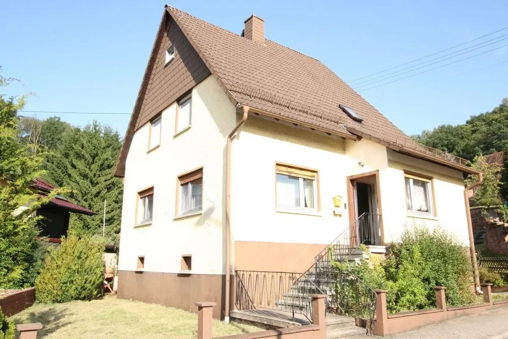 Immobilienangebot - Obernheim-Kirchenarnbach - Alle - Renovierungsbedürftiges, großes Zweifamilienhaus mit Doppelgarage und sehr viel Potenzial