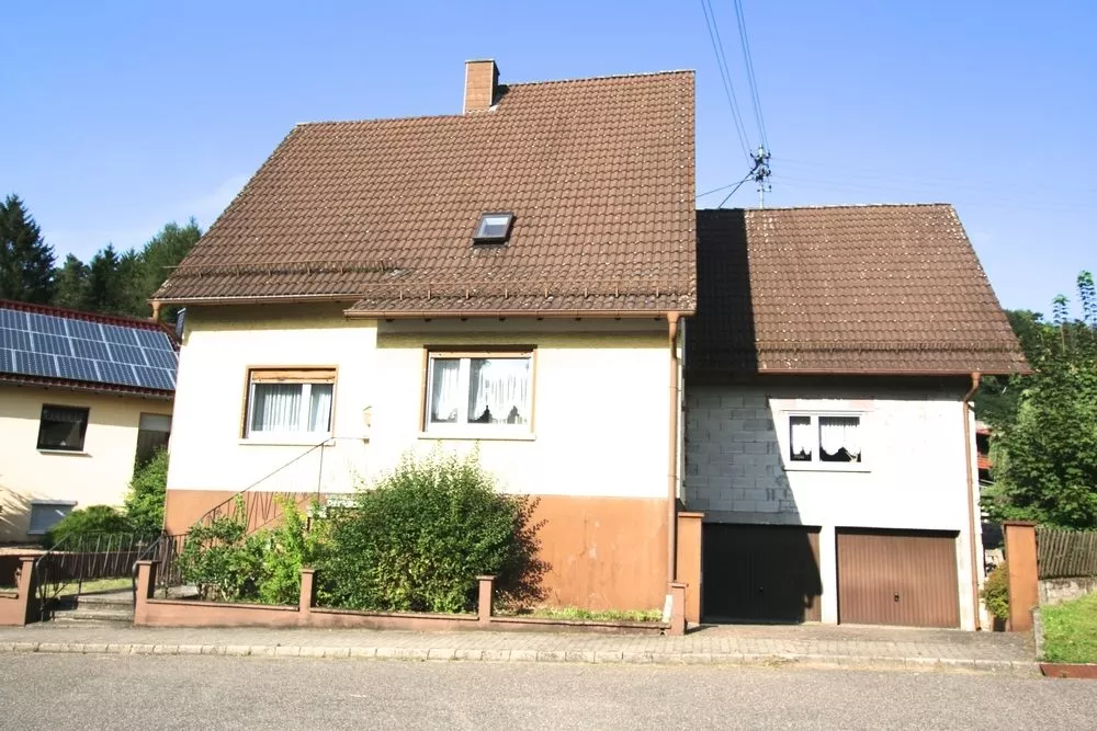 Immobilienangebot - Obernheim-Kirchenarnbach - Alle - Renovierungsbedürftiges, großes Zweifamilienhaus mit Doppelgarage und sehr viel Potenzial