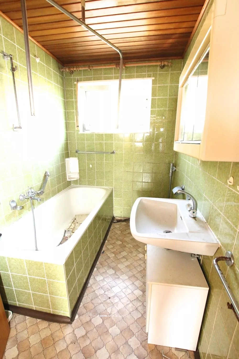 Immobilienangebot - Obernheim-Kirchenarnbach - Alle - Renovierungsbedürftiges, großes Zweifamilienhaus mit Doppelgarage und sehr viel Potenzial