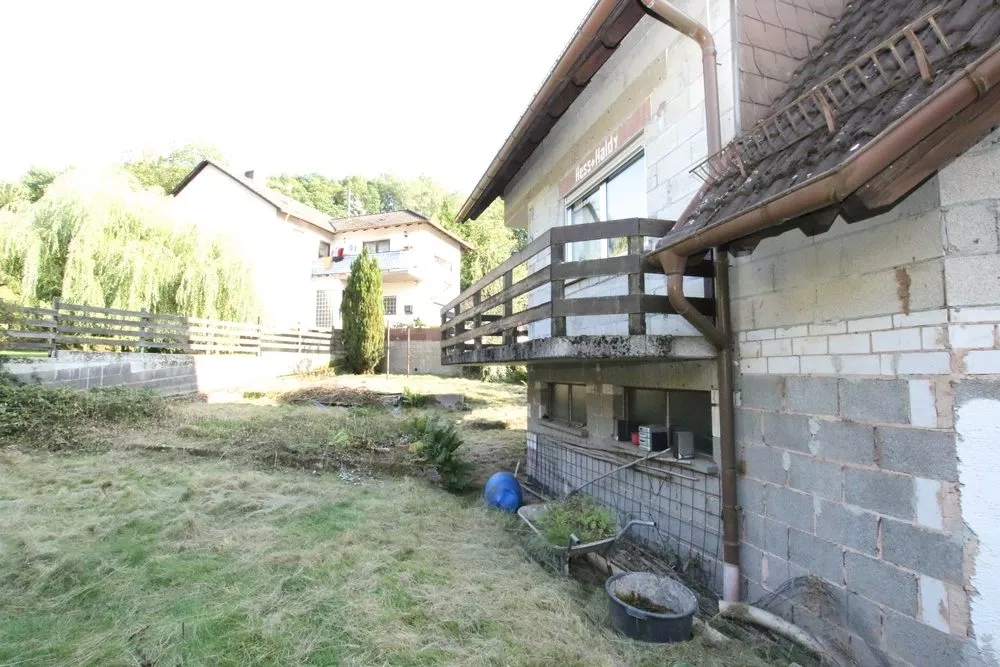 Immobilienangebot - Obernheim-Kirchenarnbach - Alle - Renovierungsbedürftiges, großes Zweifamilienhaus mit Doppelgarage und sehr viel Potenzial