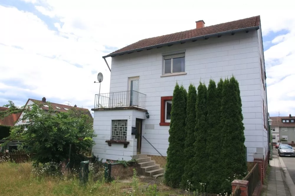Titelbild Immobilienangebot - Kaiserslautern / Siegelbach - Alle - Abriss oder Umbau. Sanierungsbedürftiges Haus in guter Wohnlage.