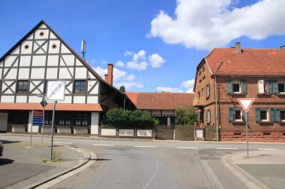 Immobilienangebot - Kaiserslautern / Erfenbach - Alle - Alles auf einem Grundstück - Sandsteinhaus, Gaststätte mit Tagungsraum und Scheunen mit schönem Hof