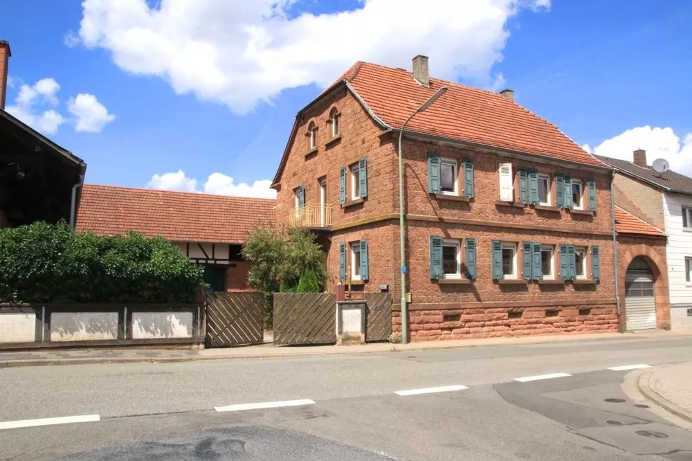 Immobilienangebot - Kaiserslautern / Erfenbach - Alle - Alles auf einem Grundstück - Sandsteinhaus, Gaststätte mit Tagungsraum und Scheunen mit schönem Hof