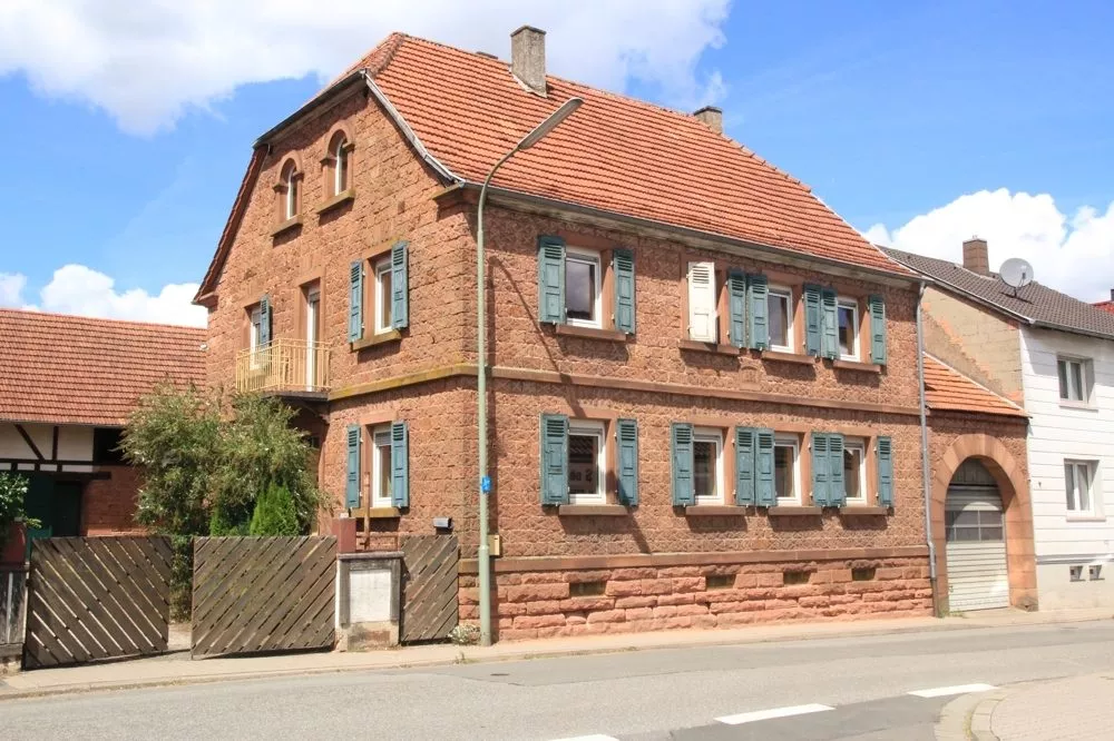 Immobilienangebot - Kaiserslautern / Erfenbach - Alle - Alles auf einem Grundstück - Sandsteinhaus, Gaststätte mit Tagungsraum und Scheunen mit schönem Hof