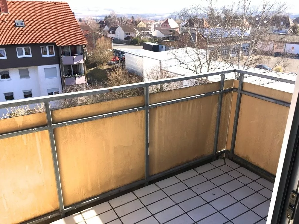 Immobilienangebot - Eisenberg (Pfalz) - Alle - Dachgeschosswohnung mit Balkon und TG-Bad in kleiner Wohneinheit