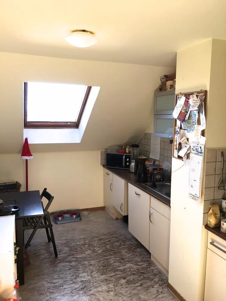 Immobilienangebot - Eisenberg (Pfalz) - Alle - Dachgeschosswohnung mit Balkon und TG-Bad in kleiner Wohneinheit