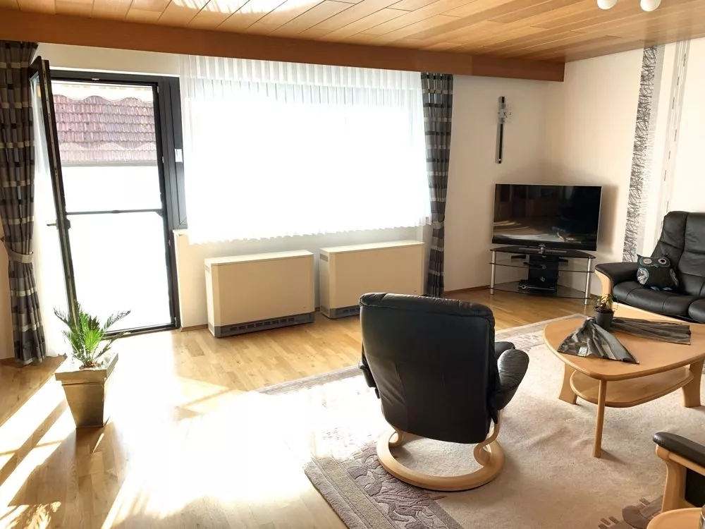 Immobilienangebot - Heiligenmoschel - Alle - RESERVIERT - Gepflegtes Einfamilienhaus mit großem Ausbaupotential, zwei Garagen und tollem Garten