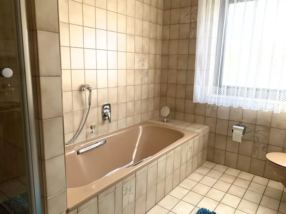 Immobilienangebot - Heiligenmoschel - Alle - RESERVIERT - Gepflegtes Einfamilienhaus mit großem Ausbaupotential, zwei Garagen und tollem Garten