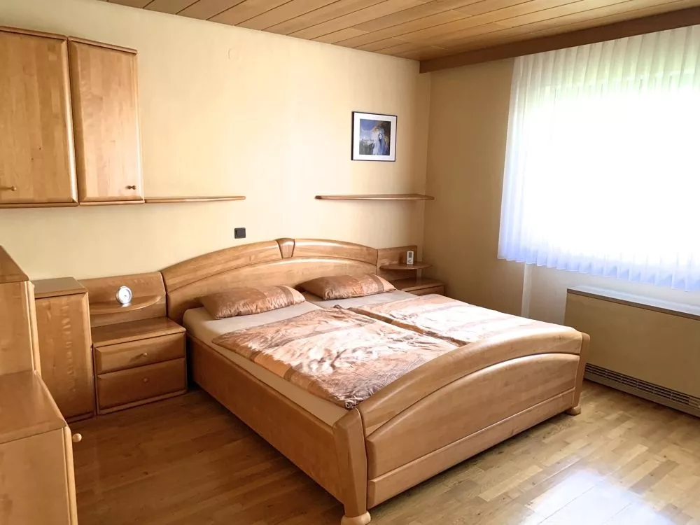 Immobilienangebot - Heiligenmoschel - Alle - RESERVIERT - Gepflegtes Einfamilienhaus mit großem Ausbaupotential, zwei Garagen und tollem Garten