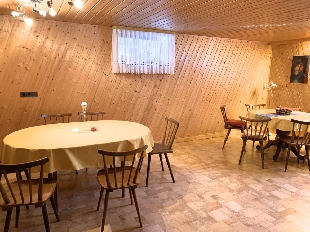 Immobilienangebot - Heiligenmoschel - Alle - RESERVIERT - Gepflegtes Einfamilienhaus mit großem Ausbaupotential, zwei Garagen und tollem Garten