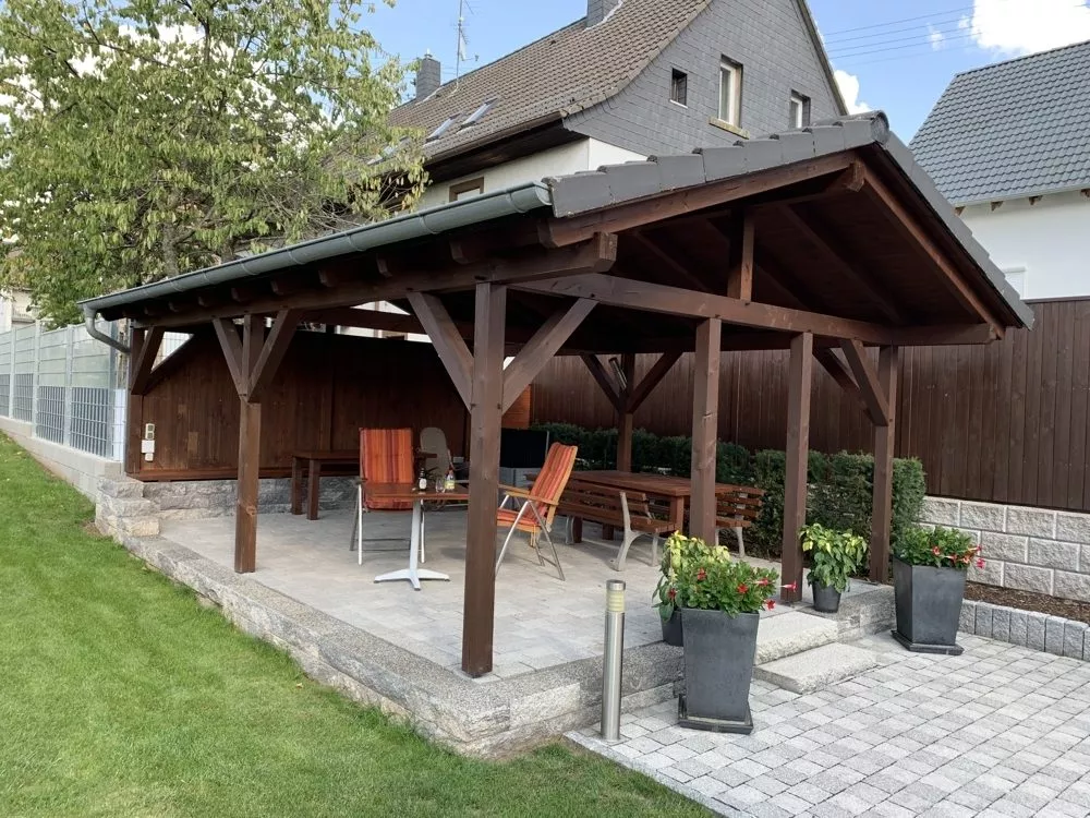 Immobilienangebot - Heiligenmoschel - Alle - RESERVIERT - Gepflegtes Einfamilienhaus mit großem Ausbaupotential, zwei Garagen und tollem Garten