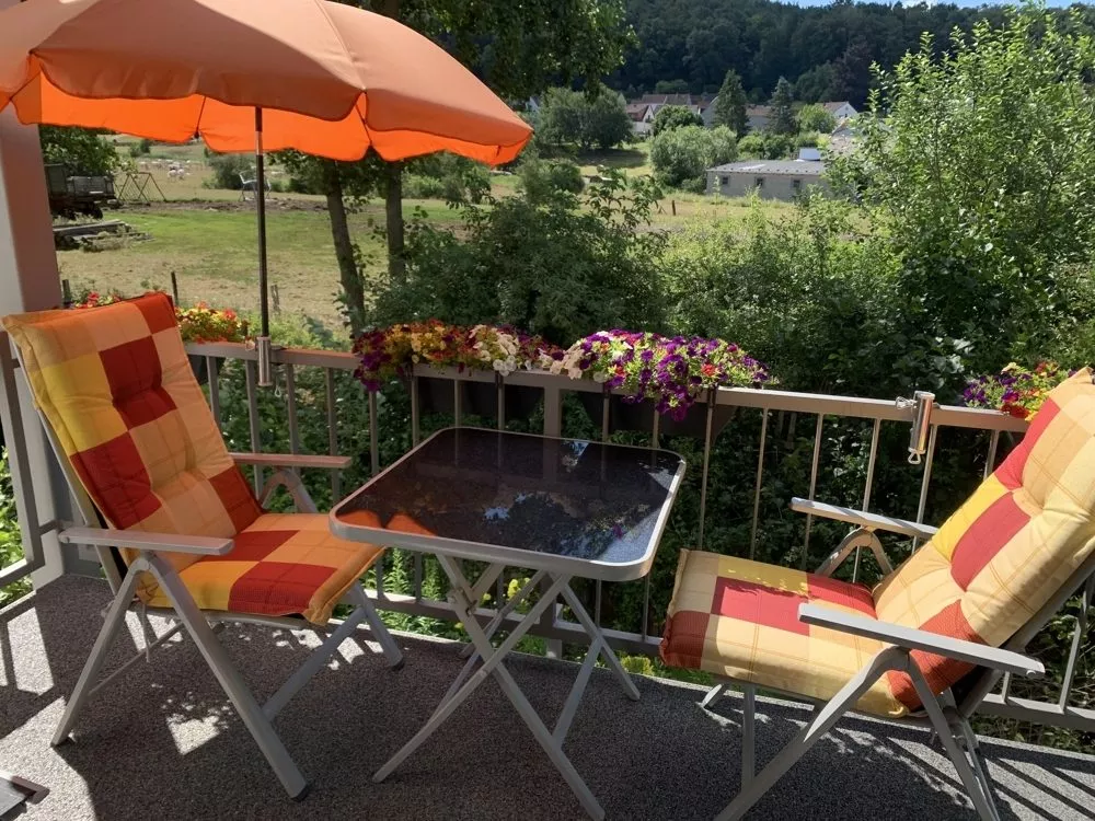 Immobilienangebot - Otterbach - Alle - Großzügig geschnittene 2-Zimmer-Parterre-Wohnung mit Süd-Balkon im 14-Parteien-Haus