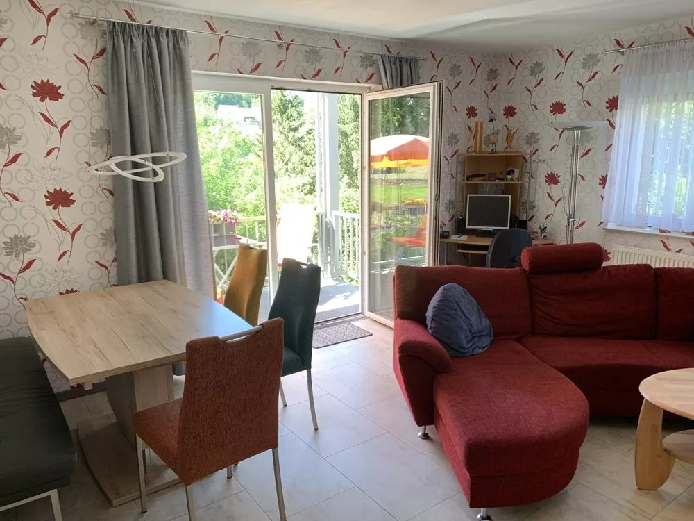 Immobilienangebot - Otterbach - Alle - Großzügig geschnittene 2-Zimmer-Parterre-Wohnung mit Süd-Balkon im 14-Parteien-Haus