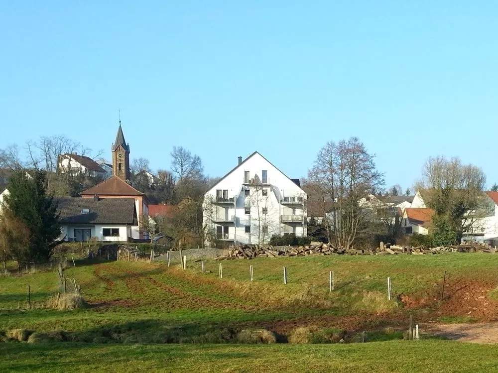 Immobilienangebot - Otterbach - Alle - Großzügig geschnittene 2-Zimmer-Parterre-Wohnung mit Süd-Balkon im 14-Parteien-Haus