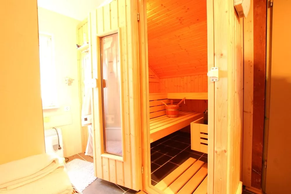 Immobilienangebot - Ramstein-Miesenbach - Alle - Gepflegtes Zweifamilienhaus mit 3 Garagen in ruhiger Seitenstraße