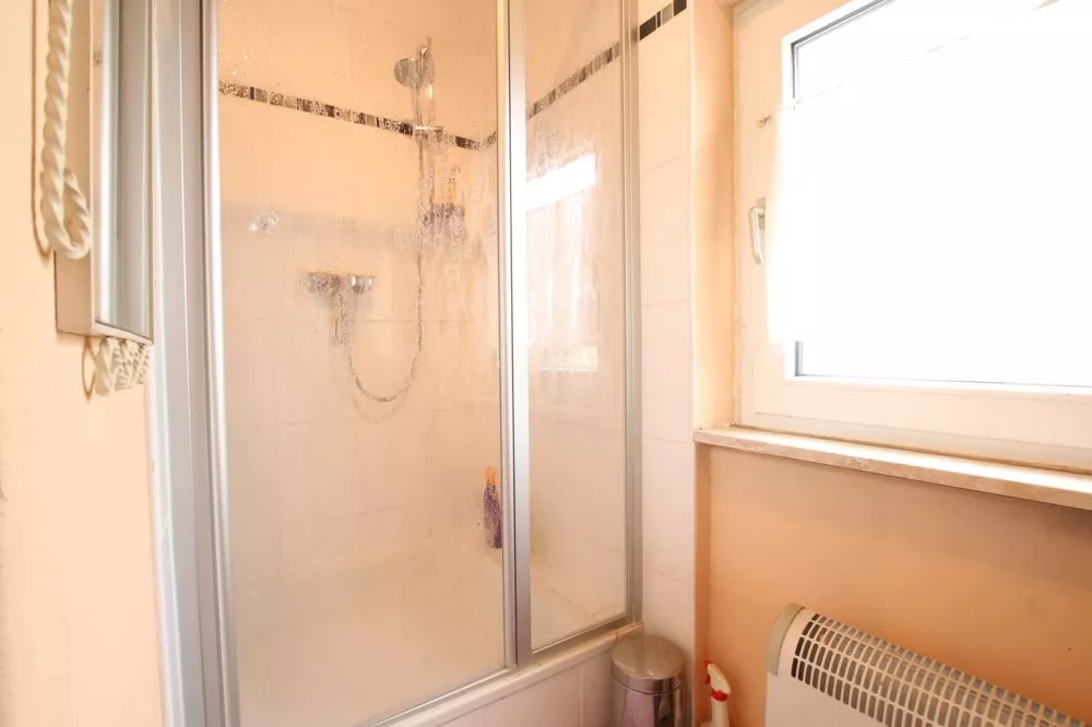 Immobilienangebot - Ramstein-Miesenbach - Alle - Gepflegtes Zweifamilienhaus mit 3 Garagen in ruhiger Seitenstraße