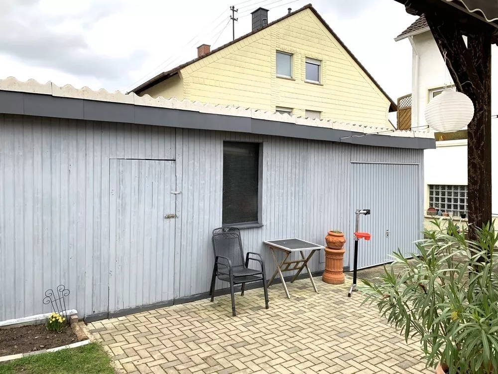 Immobilienangebot - Ramstein-Miesenbach - Alle - Gepflegtes Zweifamilienhaus mit 3 Garagen in ruhiger Seitenstraße