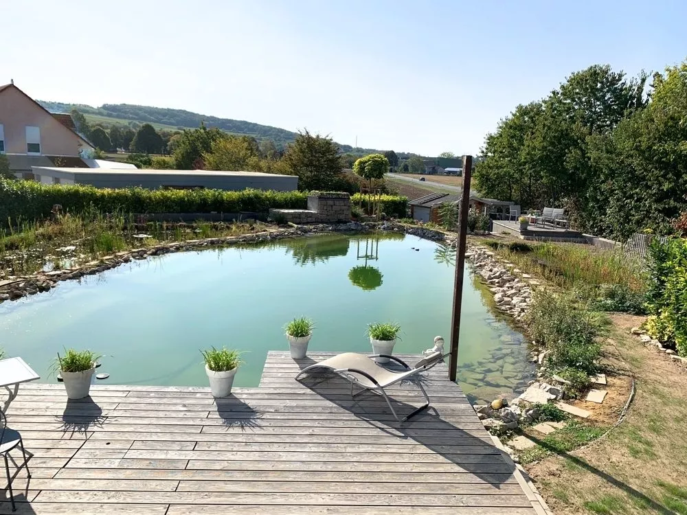 Immobilienangebot - Bornheim - Alle - Wohnen wie andere Urlaub machen - Exklusives 2-Familienhaus mit Bio-Badeteich, Carport & Garage