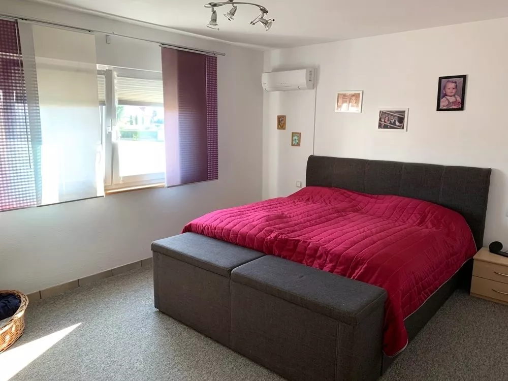 Immobilienangebot - Bornheim - Alle - Wohnen wie andere Urlaub machen - Exklusives 2-Familienhaus mit Bio-Badeteich, Carport & Garage
