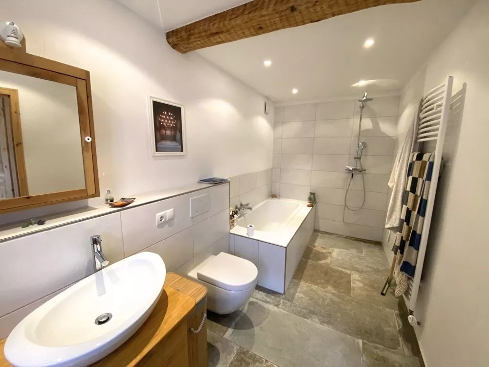 Immobilienangebot - Niederkirchen - Alle - Baubiologisch saniert - Ehemaliges Bauernhaus mit Scheune, großem Garten sowie viel Ausbaupotential