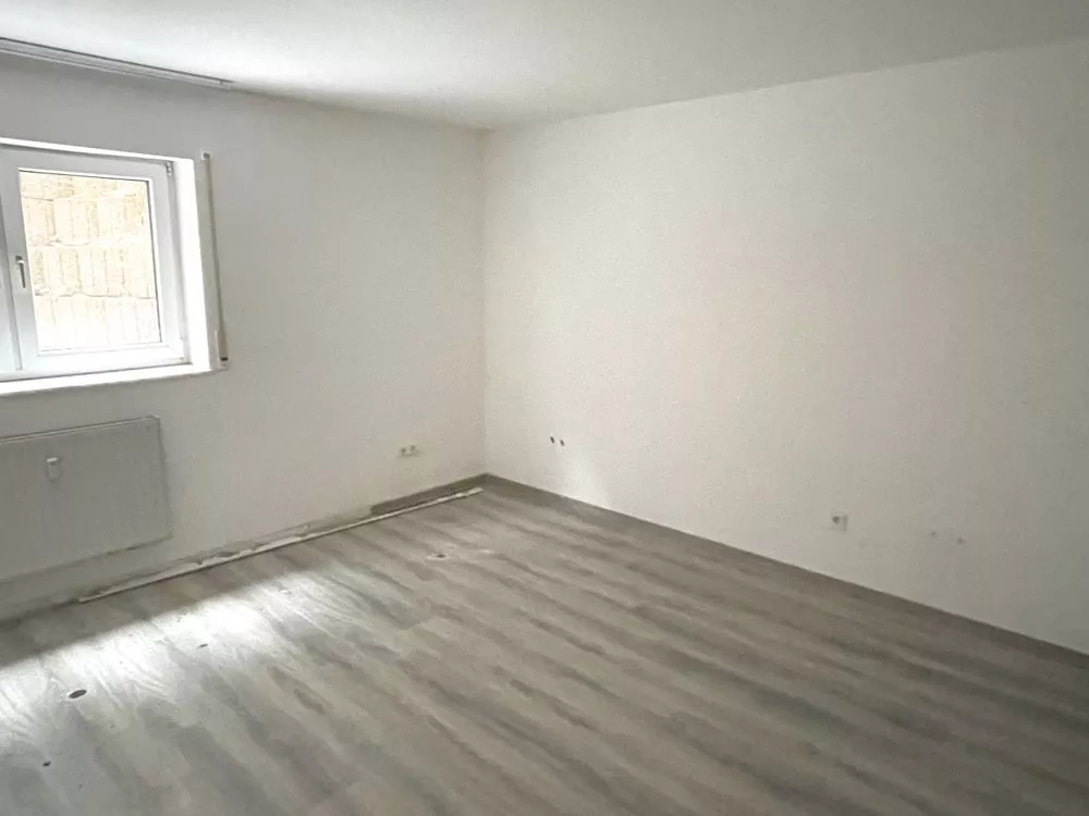 Immobilienangebot - Carlsberg - Alle - 360°-Rundgang, unser Service für Sie - renovierungsbedürftige Souterrainwohnung