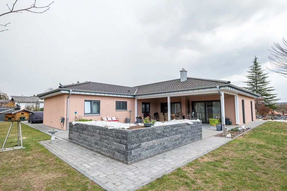 Immobilienangebot - Neunkirchen - Alle - Dolce Vita an der Blies - Toskanischer Winkelbungalow mit exklusiver Ausstattung