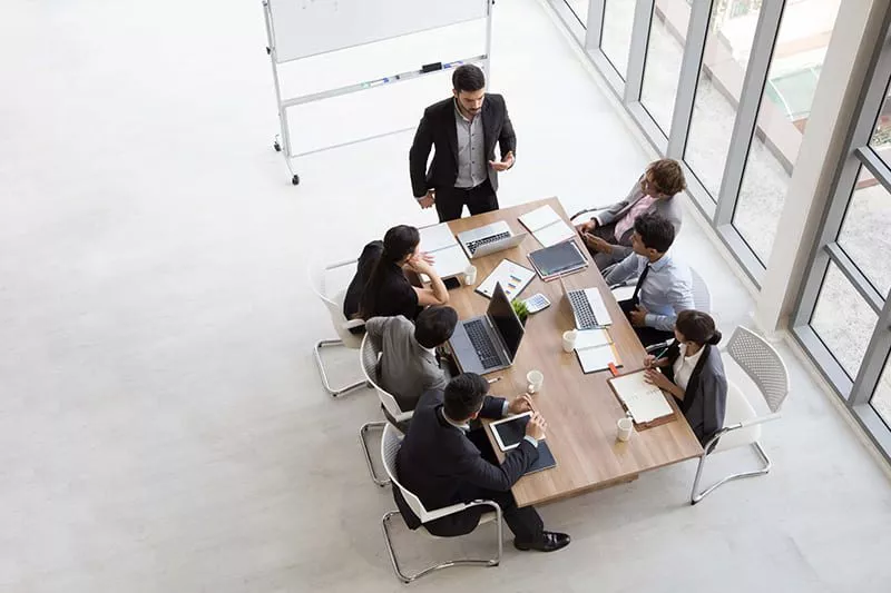 Geschäftsleute sitzen am Tisch und unterhalten sich