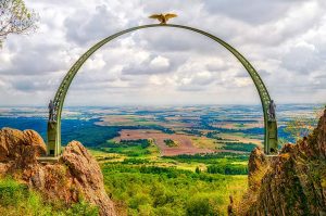 Blick durch den Adlerbogen auf dem Donnersberg bei Winnweiler