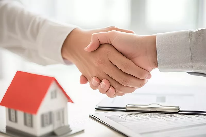 Ein Immobilienakler und sein Kunde beim Handschlag