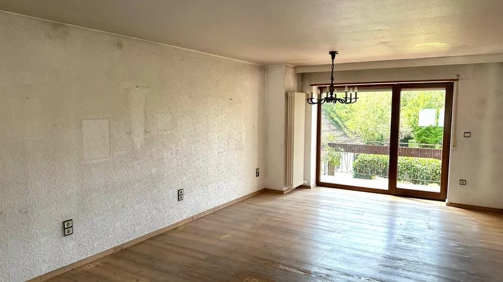 Immobilienangebot - Jettenbach - Alle - Platz im Überfluss - Zwei Häuser, vier Garagen, eine Scheune und ein großes Grundstück