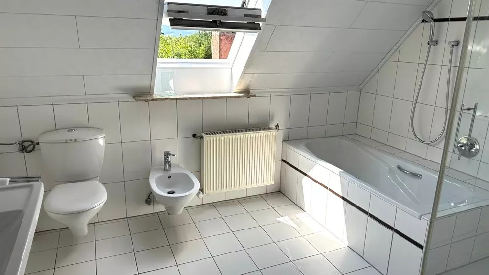 Immobilienangebot - Jettenbach - Alle - Platz im Überfluss - Zwei Häuser, vier Garagen, eine Scheune und ein großes Grundstück