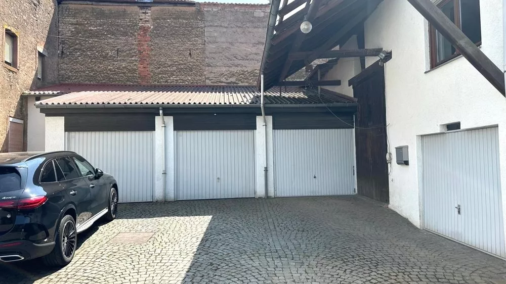 Immobilienangebot - Jettenbach - Alle - Platz im Überfluss - Zwei Häuser, vier Garagen, eine Scheune und ein großes Grundstück