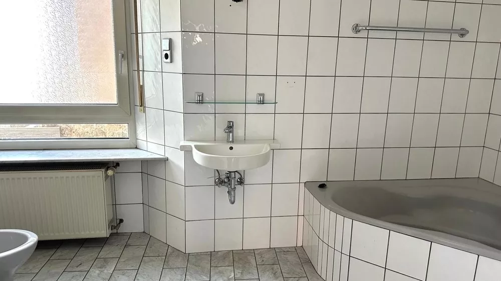 Immobilienangebot - Jettenbach - Alle - Platz im Überfluss - Zwei Häuser, vier Garagen, eine Scheune und ein großes Grundstück