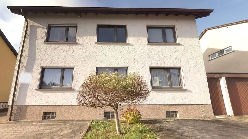 Immobilienangebot - Kirkel - Alle - Topgepflegt und attraktiv gelegen - Zweifamilienhaus mit tollem Garten, 2 Garagen und Nebengebäude