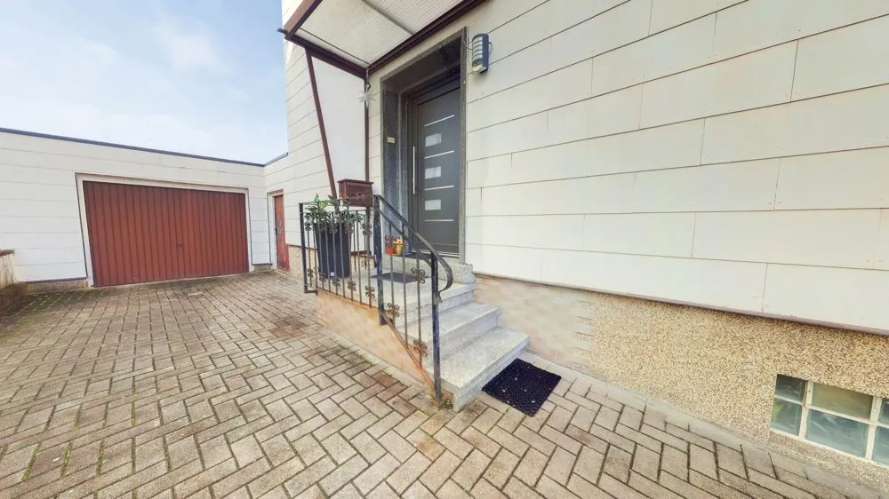 Immobilienangebot - Kirkel - Alle - Topgepflegt und attraktiv gelegen - Zweifamilienhaus mit tollem Garten, 2 Garagen und Nebengebäude