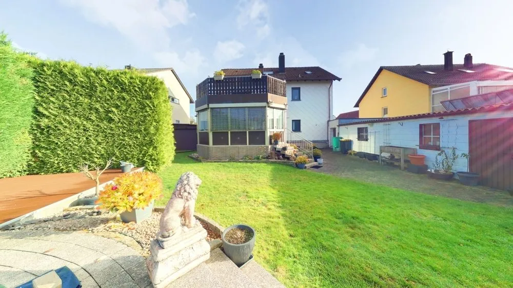 Immobilienangebot - Kirkel - Alle - Topgepflegt und attraktiv gelegen - Zweifamilienhaus mit tollem Garten, 2 Garagen und Nebengebäude