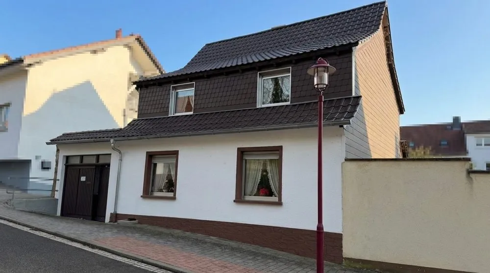 Immobilienangebot - Göllheim - Alle - Teilrenoviertes Einfamilienhaus mit Carport und Garten