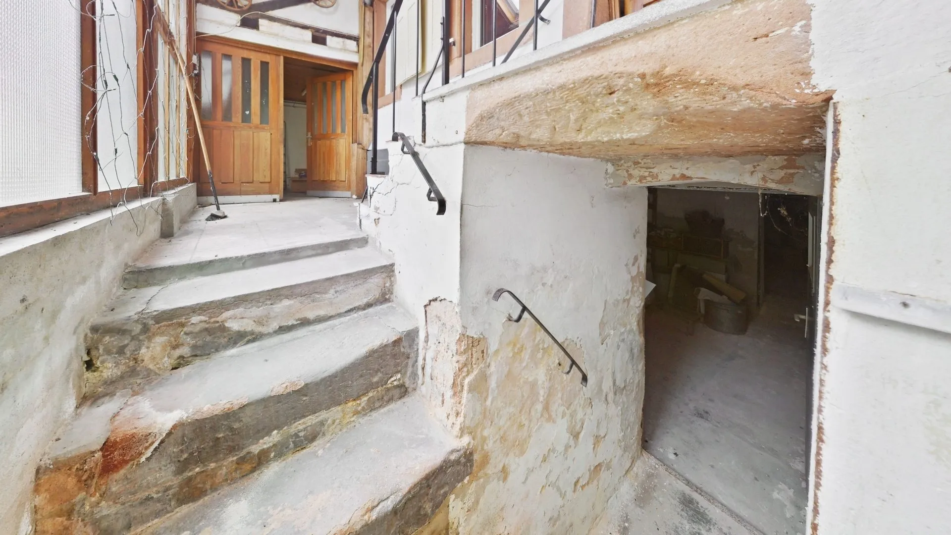 Immobilienangebot - Kaiserslautern - Alle - Zum Ausbau vorbereitetes Einfamilienhaus mit Hof und Terrasse
