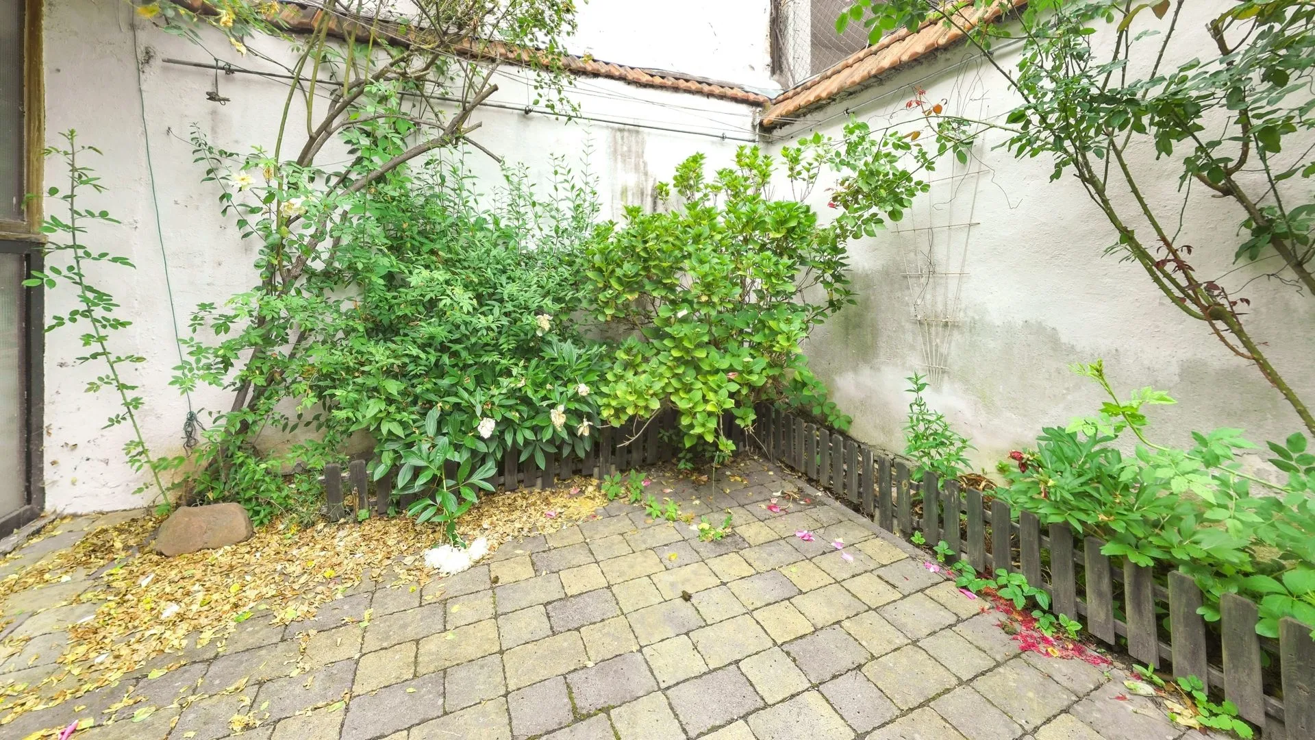 Immobilienangebot - Kaiserslautern - Alle - Zum Ausbau vorbereitetes Einfamilienhaus mit Hof und Terrasse