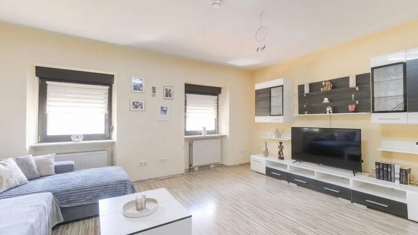Immobilienangebot - Gries - Alle - Großes Haus, kleiner Preis - Doppelhaushälfte mit Garten und Carport auf angrenzendem Grundstück
