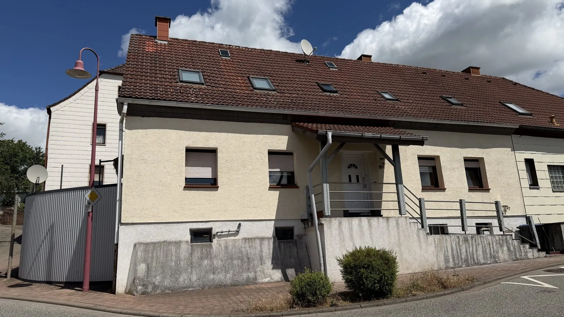 Immobilienangebot - Gries - Alle - Großes Haus, kleiner Preis - Doppelhaushälfte mit Garten und Carport auf angrenzendem Grundstück