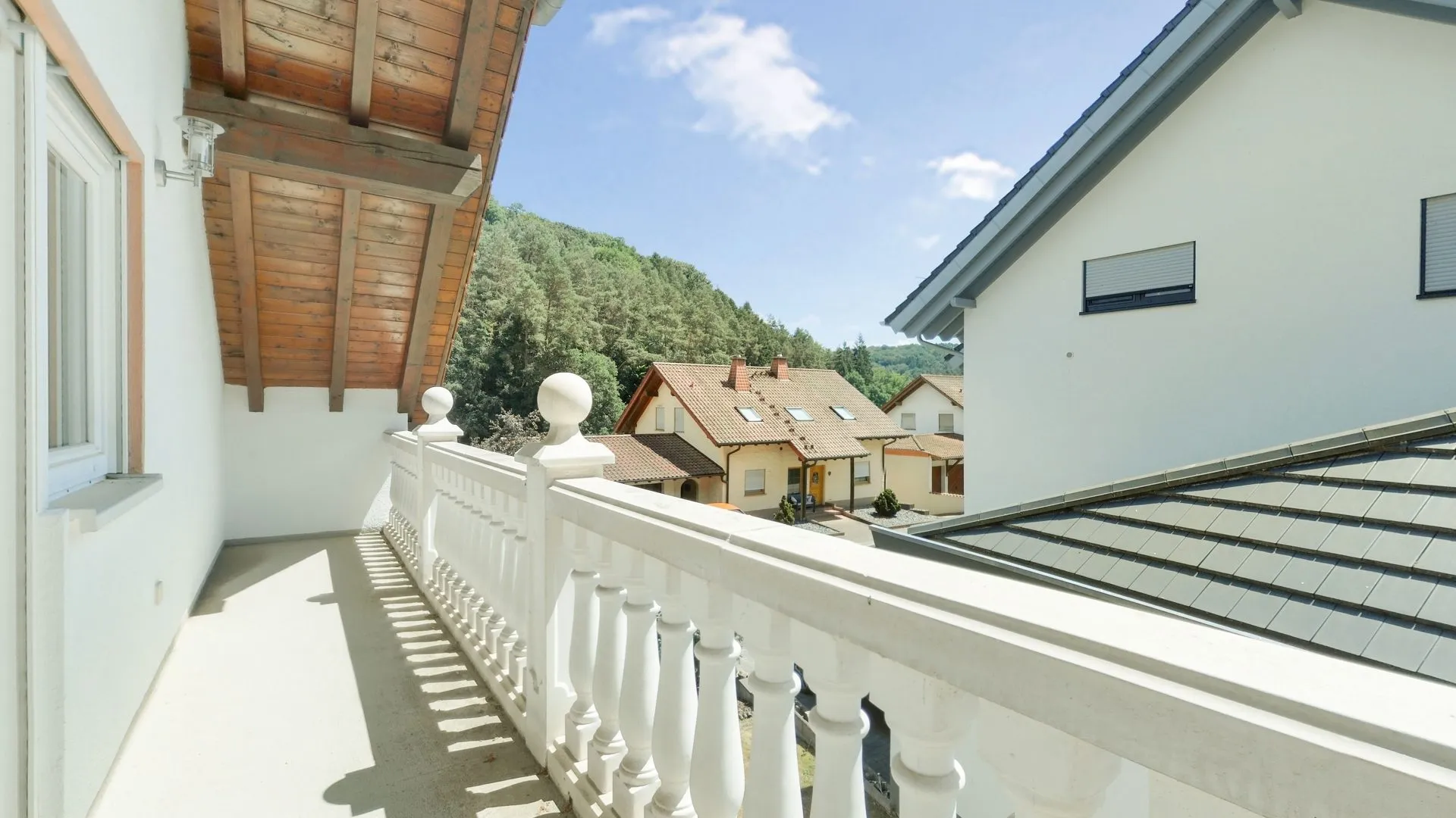 Immobilienangebot - Hettenhausen - Alle - Repräsentatives Einfamilienhaus mit Balkon, Garage und Wintergarten