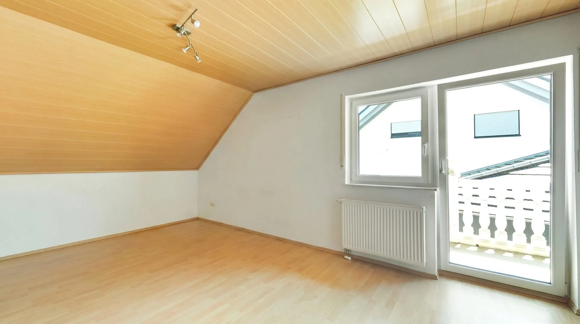 Immobilienangebot - Hettenhausen - Alle - Repräsentatives Einfamilienhaus mit Balkon, Garage und Wintergarten