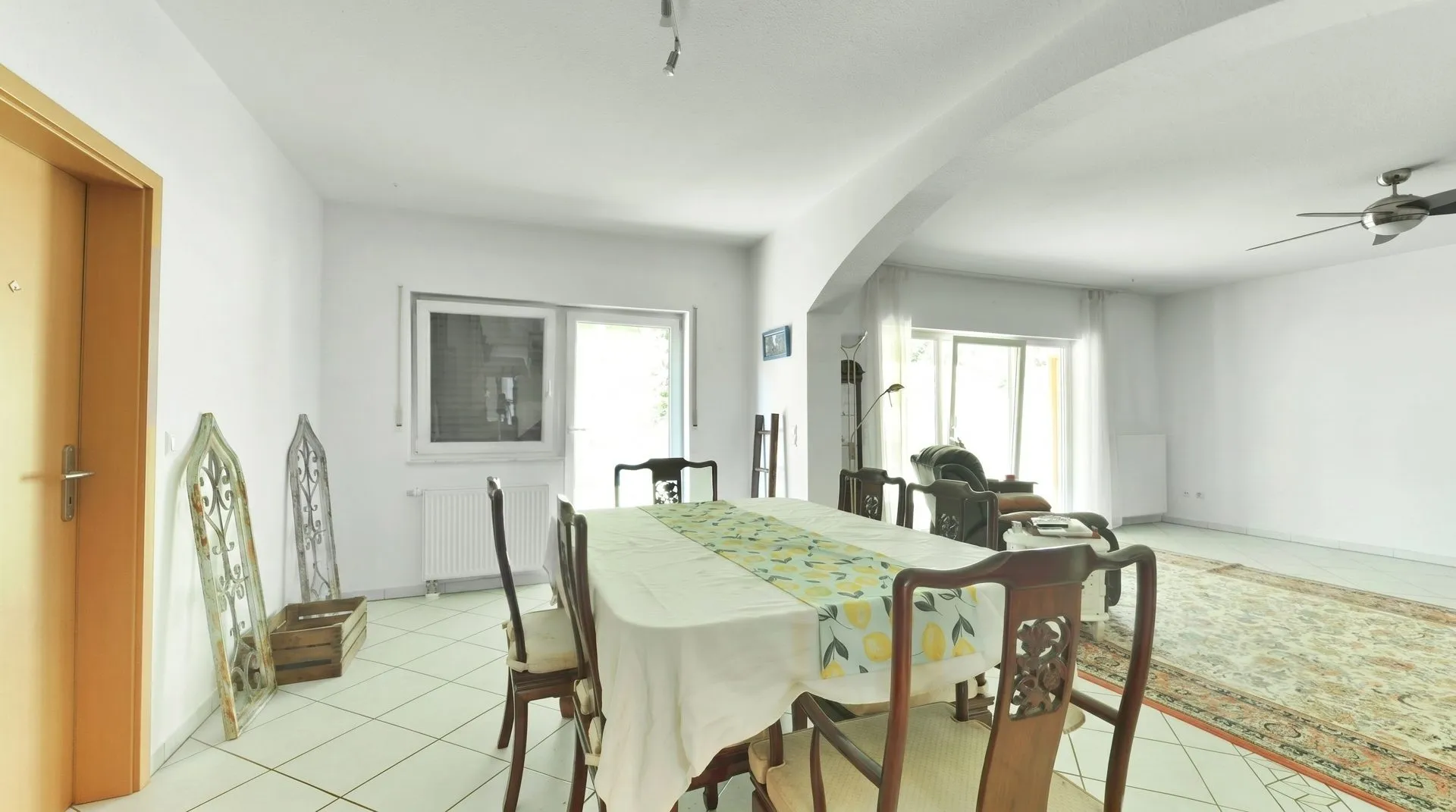 Immobilienangebot - Hettenhausen - Alle - Repräsentatives Einfamilienhaus mit Balkon, Garage und Wintergarten