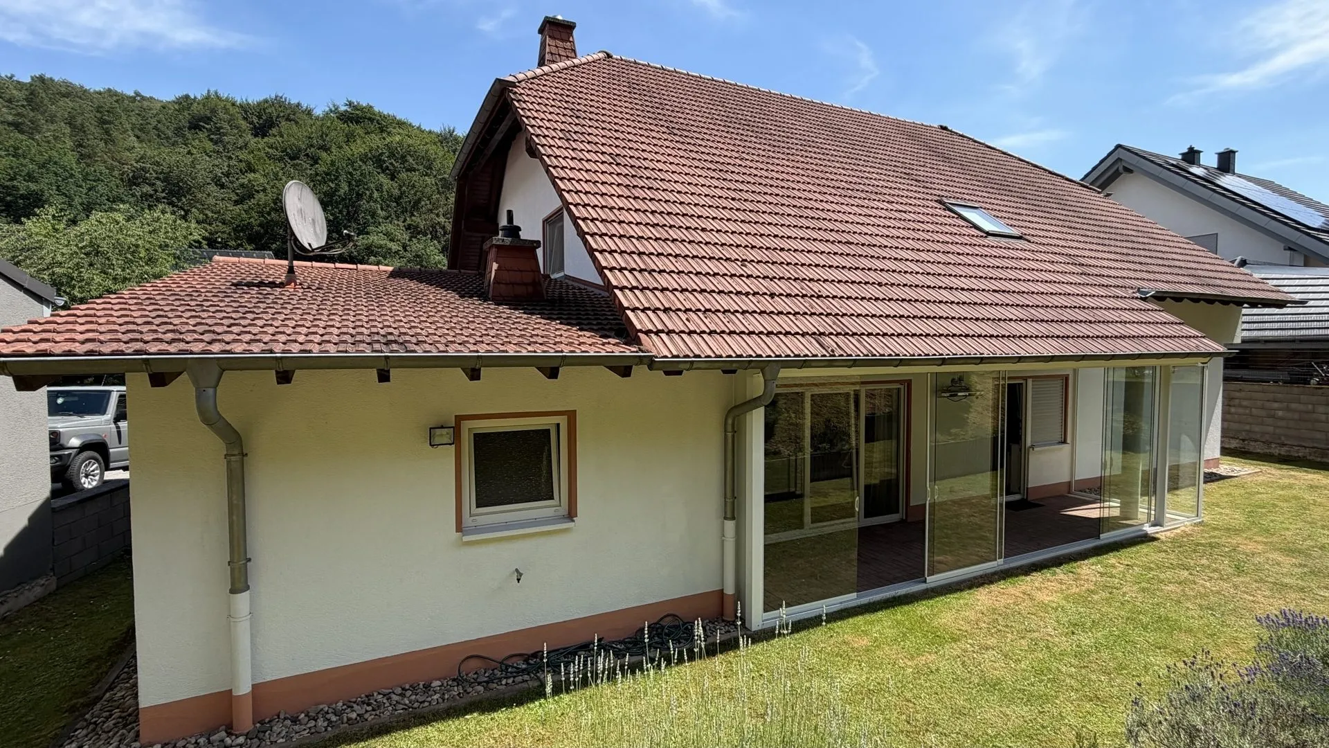 Immobilienangebot - Hettenhausen - Alle - Repräsentatives Einfamilienhaus mit Balkon, Garage und Wintergarten