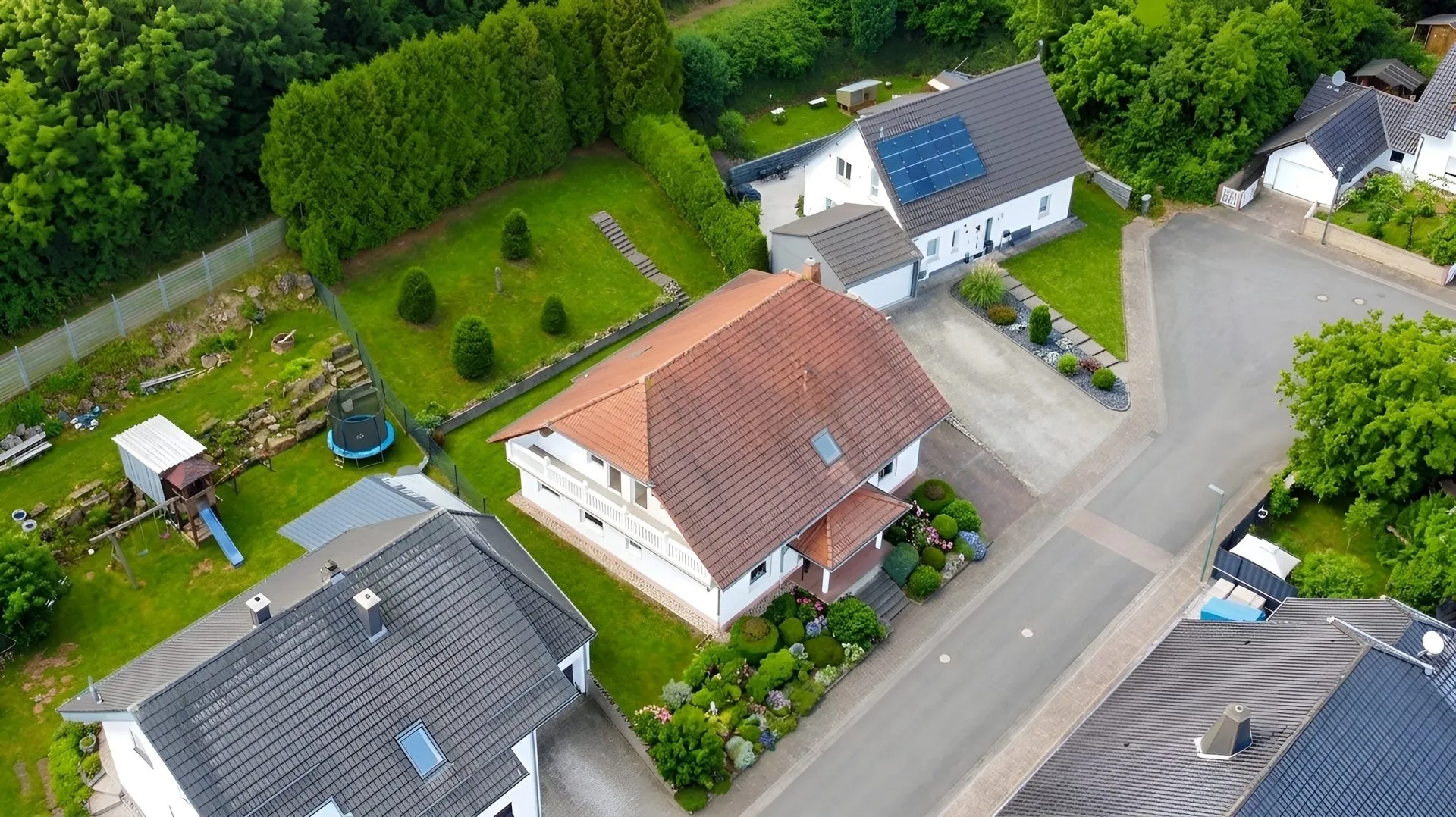 Immobilienangebot - Hettenhausen - Alle - Repräsentatives Einfamilienhaus mit Balkon, Garage und Wintergarten