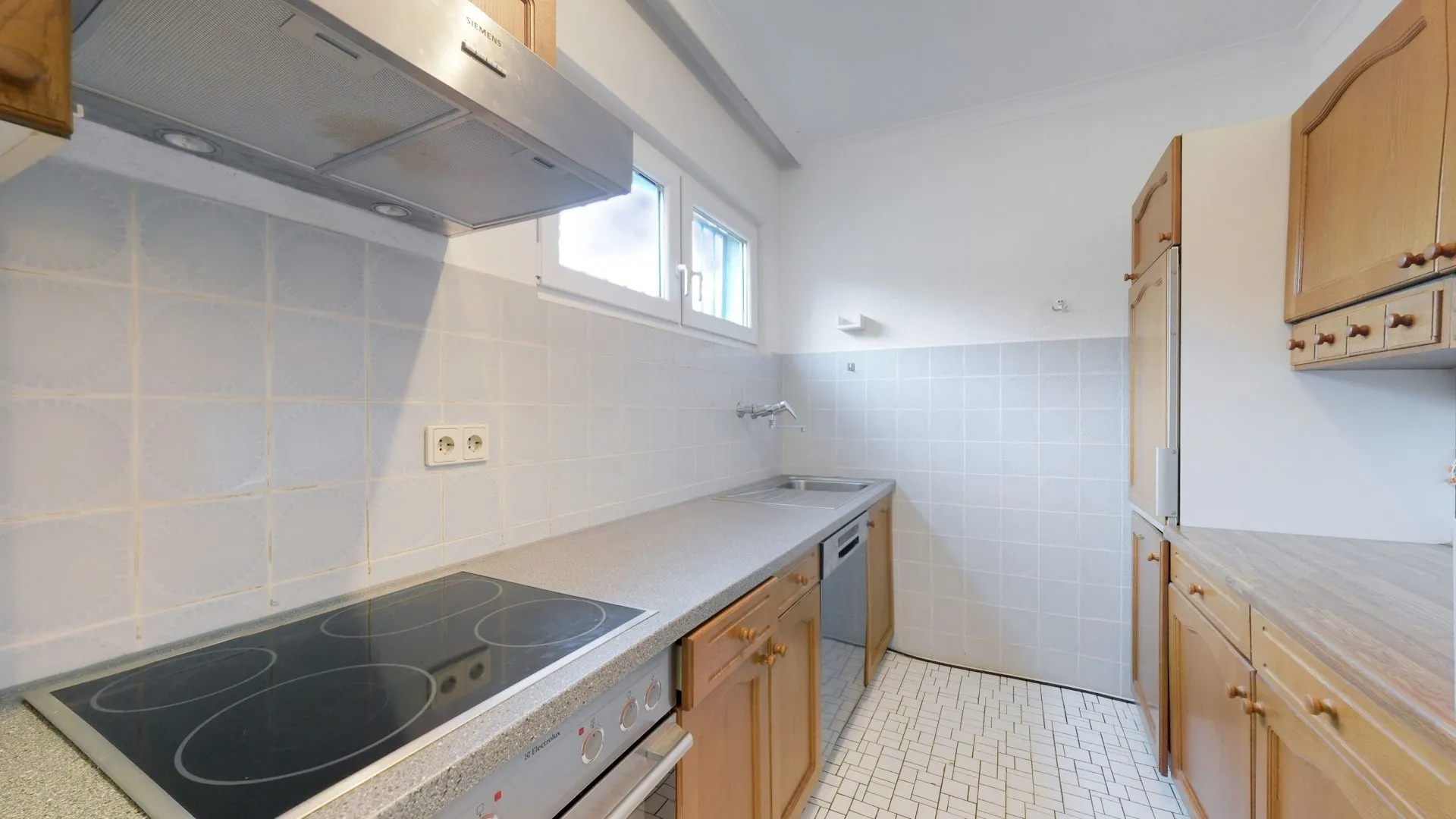 Immobilienangebot - Mehlingen - Alle - Repräsentatives Einfamilienhaus mit 2 Garagen und großzügigem Grundstück