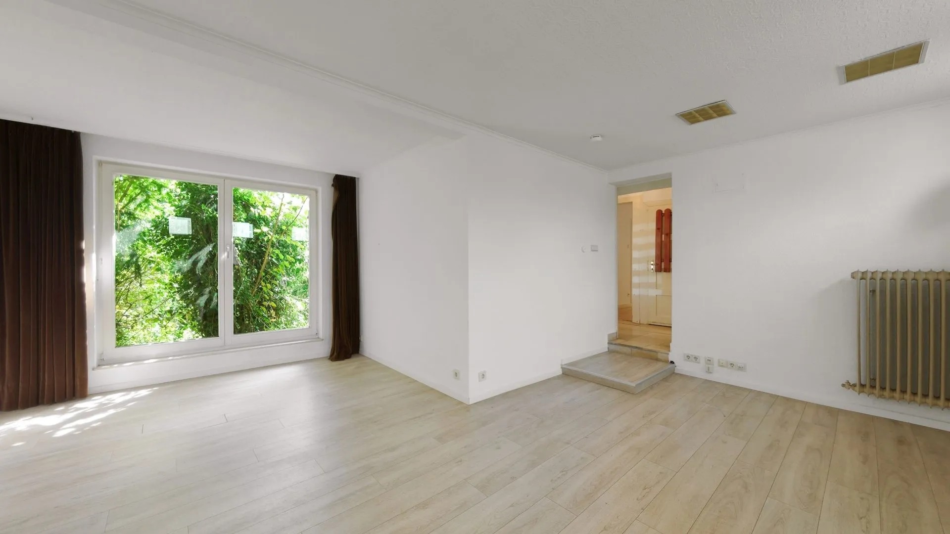 Immobilienangebot - Mehlingen - Alle - Repräsentatives Einfamilienhaus mit 2 Garagen und großzügigem Grundstück